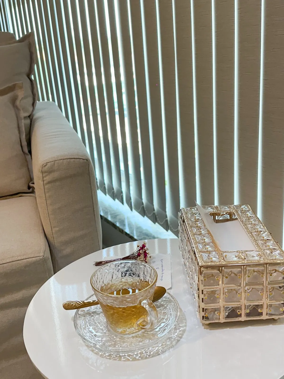 Canto do consultório com sofá e uma xícara de chá sobre a mesa